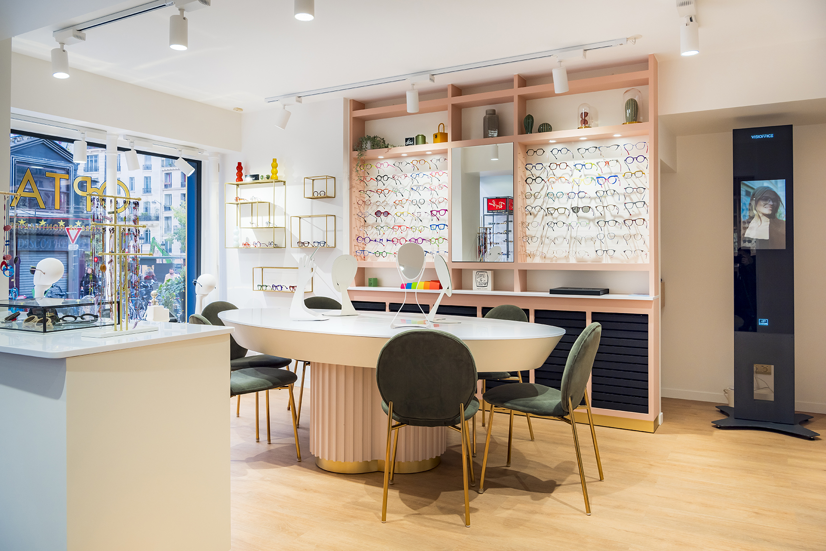 Photo intérieur colonne de prise de mesure OPTA 1 rue Lepic.jpg Photo de l'intérieur du magasin d'optique OPTA et de sa colonne de prise de mesure eyecode situé au 1 rue Lepic