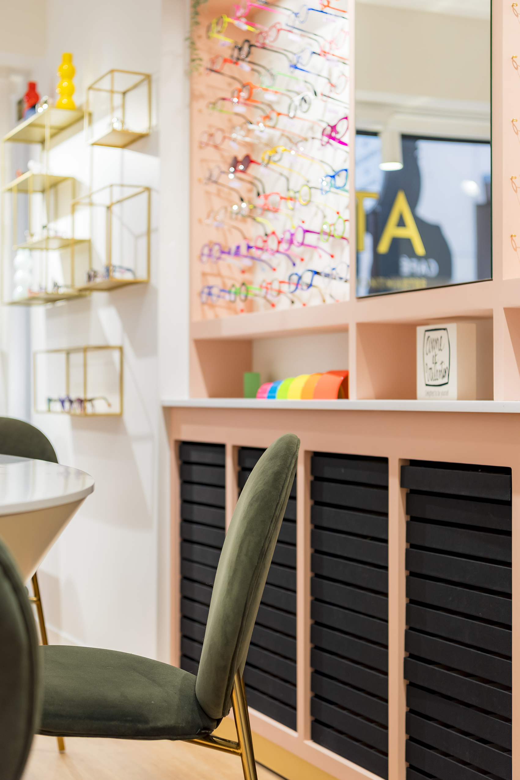 Photo meuble OPTA 1 rue Lepic.jpg Photo d'un des nouveaux meubles optique  du magasin opticien 1 rue Lepic