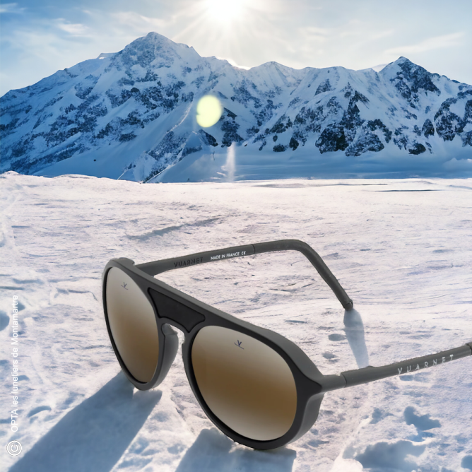 Montagne enneigée et ensoleillée avec des lunettes solaires Vuarnet Ice Round Noir Mat