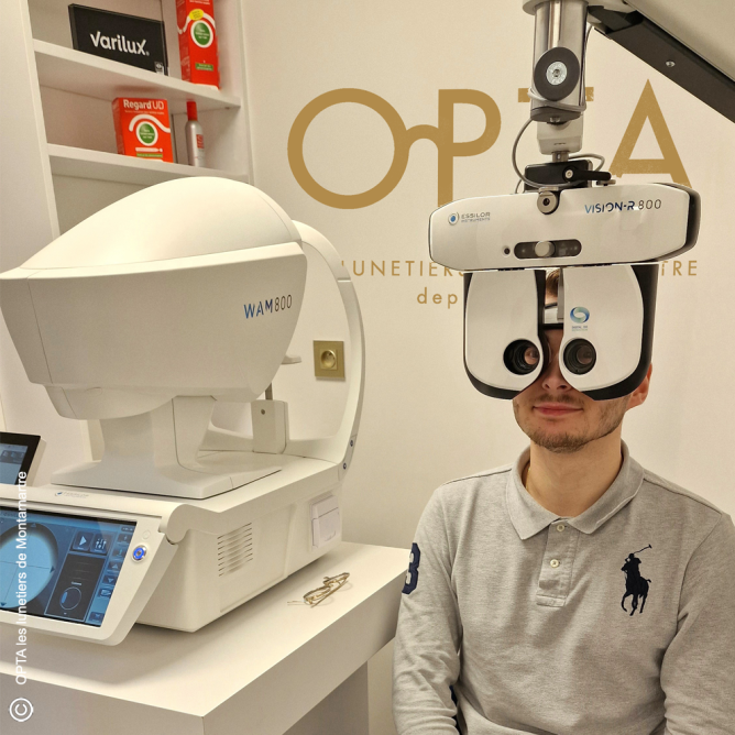 OPTA - patient en train de passer une examen du vue 1